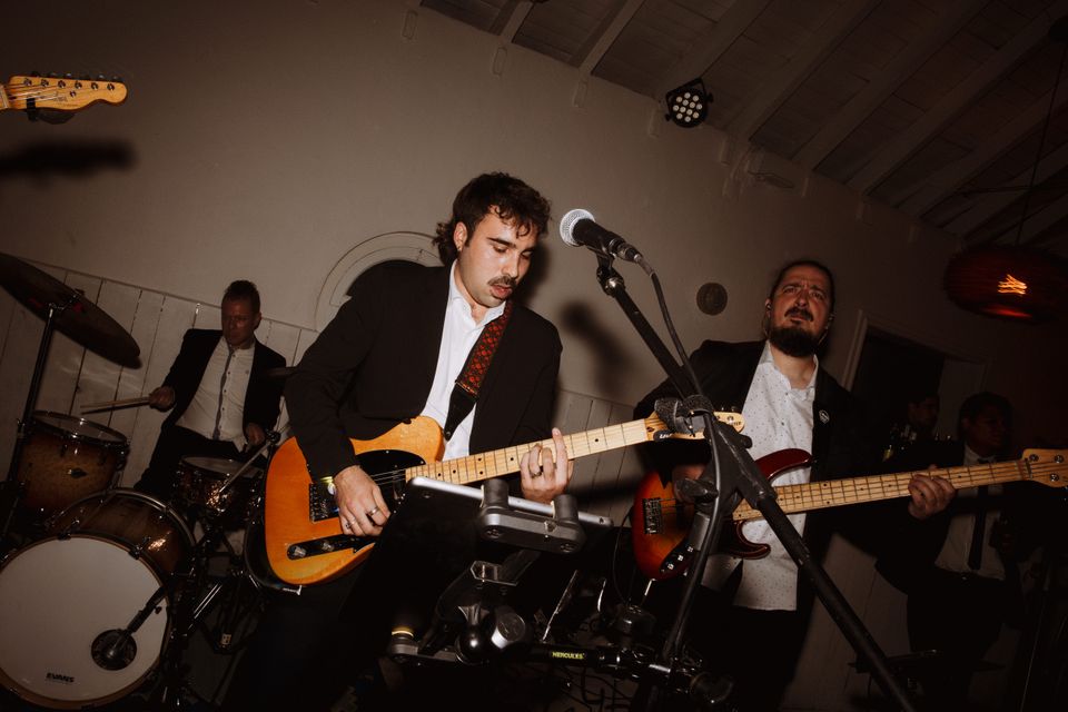Banda Buenos Aires actuando en directo con guitarra, bajo y batería