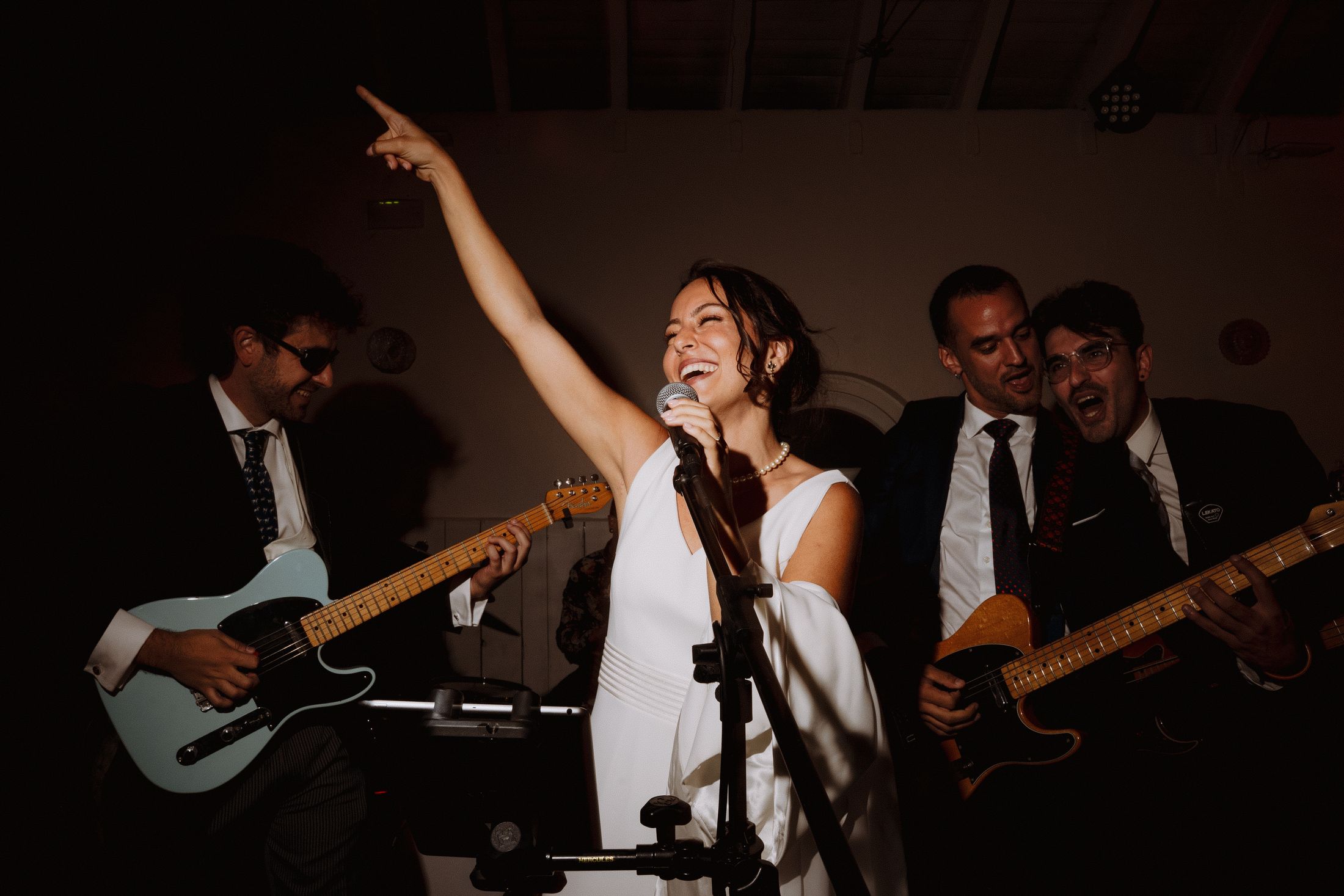 Vocalista y músicos de Jarana Shows actuando durante una boda